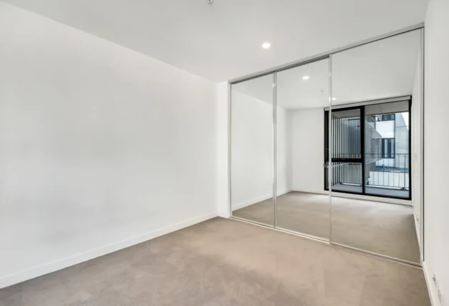 empty-room-with-windows-reflection-mirrored-closet-scaled